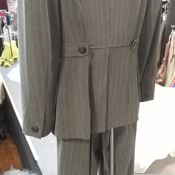 View Moda Italional 2-Piece Pants Suit - Picture 9 of 11